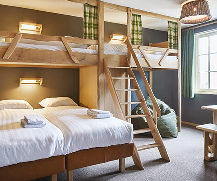 Hotel Room 6 Person